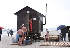 Viena iš pramogų - pirtelė ant jūros kranto.