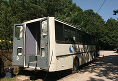 Filmavimo studija įsikūrė autobuse.