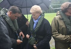 Prezidentė D.Grybauskaitė i&scaron;klausė kurso apie saugą skrendant kariniu sraigtasparniu.