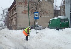 Autobusų stotelės buvo užverstos sniegu.