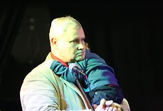 Renginio vedėjas - V.Grubliauskas-Kongas su ant peties prisnūdusia atžala.