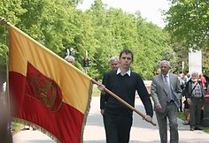 Klaipėdos vėliavnešys Jefimas Vytovtovas miesto vėliavą užkabino ir ant buvusios rotušės pastato