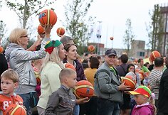 Klaipėdiečiai rekordo siekė prie naujosios arenos.