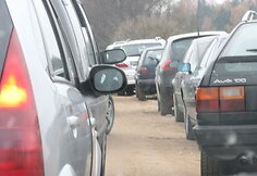Aplinkkeliu į kapines važiavę automobiliai pateko į spūstis.