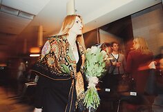 Su gėlėmis garsiajai dizainerei atskuba Daina Bosas.
