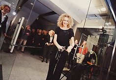 Ramunė Piekautaitė iškilmingai perkirpo juostelę į naująjį saloną.