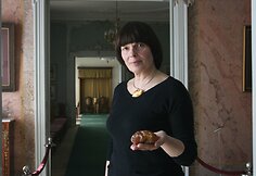 Muziejininkė R.Makauskienė tikina, kad dabar gintaras i&scaron;gyvena renesansą &ndash; jį i&scaron; naujo atranda ir tie, kurie gintarą tapatino tik su karoliais. 
