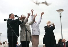 Trijų Baltijos &scaron;alių parlamentų pirmininkės į dangų skraidino balandžius.