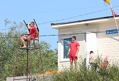 Gelbėtojams tenka įtemptai dairytis, kas vyksta ir jūroje, ir krante.