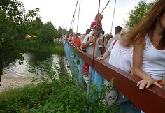 Tiltas per &Scaron;ventosios upę linko nuo poilsiautojų srauto.
