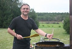 Antanas Bosas svečiams pagamino plovą i&scaron; &scaron;ernienos.