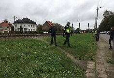 Klaipėdos miesto centre policijos pareigūnai tikrino, kaip žmonės eina per geležinkelio bėgius.