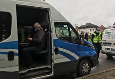 Klaipėdos miesto centre policijos pareigūnai tikrino, kaip žmonės eina per geležinkelio bėgius.