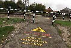 Saugi perėja per geležinkelio bėgius