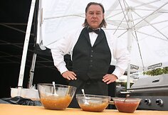 Gintaras Sičiūnas prie dešrelių siūlė neįprasto garnyro - svogūnų džemo.