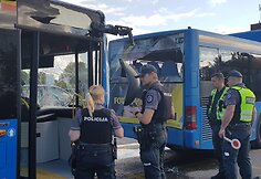 Klaipėdoje Taikos ir Baltijos prospektų sankryžoje susidūrė du autobusai.