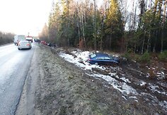 Nuo kelio nuriedėjo keturi automobiliai