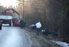 Nuo kelio nuriedėjo keturi automobiliai