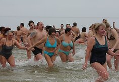 Sveikuoliai mėgavosi maudynėmis