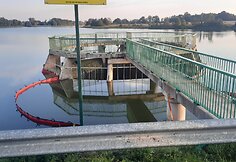 Kretingos rajone pastebėti i&scaron;tekėję ter&scaron;alai Padvarių tvenkinyje, tar&scaron;a teka Akmena 