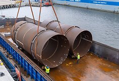 I&scaron; Vakarų laivų gamyklos Nemunu i&scaron;plukdyti vamzdyno segmentai.