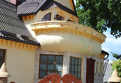 Pasakų namelį primenantis plungi&scaron;kio būstas kausto praeivių žvilgsnius