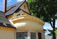 Pasakų namelį primenantis plungi&scaron;kio būstas kausto praeivių žvilgsnius