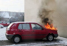 Šakiuose prie Jaunystės gatvės daugiabučio užsidegė "VW Golf" automobilis