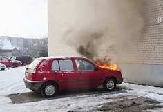 Šakiuose prie Jaunystės gatvės daugiabučio užsidegė "VW Golf" automobilis