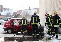 Šakiuose prie Jaunystės gatvės daugiabučio užsidegė "VW Golf" automobilis