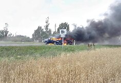 Kelyje Panevėžys-&Scaron;iauliai susidūrus automobiliams kilo gaisras.
