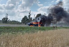Kelyje Panevėžys-&Scaron;iauliai susidūrus automobiliams kilo gaisras.