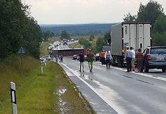 Kelyje Vilnius–Pabradė ant kelio nuvirto krovininis automobilis