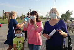 Nebegalėdami pakęst smarvės Klaipėdos Pietinės miesto dalies gyventojai susirinko į taikų protestą.