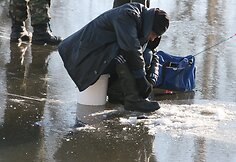 Žvejai įsitikinę, kad ant ledo lipti saugu, tad galvoja tik apie laimikį. (2)