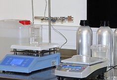 Kompanijoje kuriamos dulkėtumą mažinančios medžiagos.