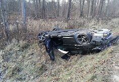 Kelyje Kazlų Rūda-Ąžuolų Būda apsivertė automobilis.