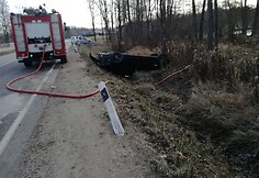 Kelyje Kazlų Rūda-Ąžuolų Būda apsivertė automobilis.