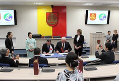 Antradienio vakarą į uostamiestį atvyko 35 asmenų delegacija, kurią sudaro Kudžio meras p. Joji Endo, miesto tarybos vadovas p. Koshi Nakatai, kiti savivaldybės pareigūnai bei 23 Kudžio miestiečiai.