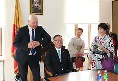 Antradienio vakarą į uostamiestį atvyko 35 asmenų delegacija, kurią sudaro Kudžio meras p. Joji Endo, miesto tarybos vadovas p. Koshi Nakatai, kiti savivaldybės pareigūnai bei 23 Kudžio miestiečiai.