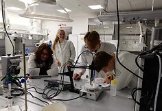 Kvepalų tyrimo laboratorijoje akimirkos.