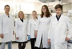 Kvepalų tyrimo laboratorijoje akimirkos.
