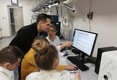 Kvepalų tyrimo laboratorijoje akimirkos.