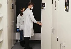 Kvepalų tyrimo laboratorijoje akimirkos.