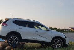 Ant akmenų užlėkęs „Nissan“