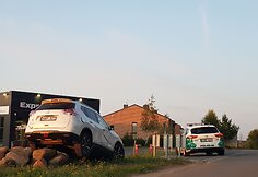 Ant akmenų užlėkęs „Nissan“