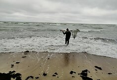 Po audros jūra padovanojo gintarinių laimikių.