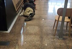 Barselonos oro uostas: atidėjus skrydžius keleiviai miega tiesiog ant grindų.