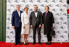 Klaipėdos muzikinio teatro vadovė L. Vilimienė su vyru dr. J. Vilimu (kairėje),  Kultūros ministras M. Kvietkauskas su žmona prof. Brigita Speičyte