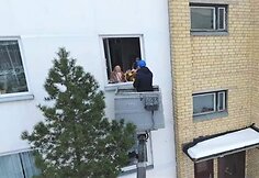 &Scaron;imto metų sulaukusią palangi&scaron;kę Adelę Čižauskienę originaliai pasveikino meras &Scaron;. Vaitkus.